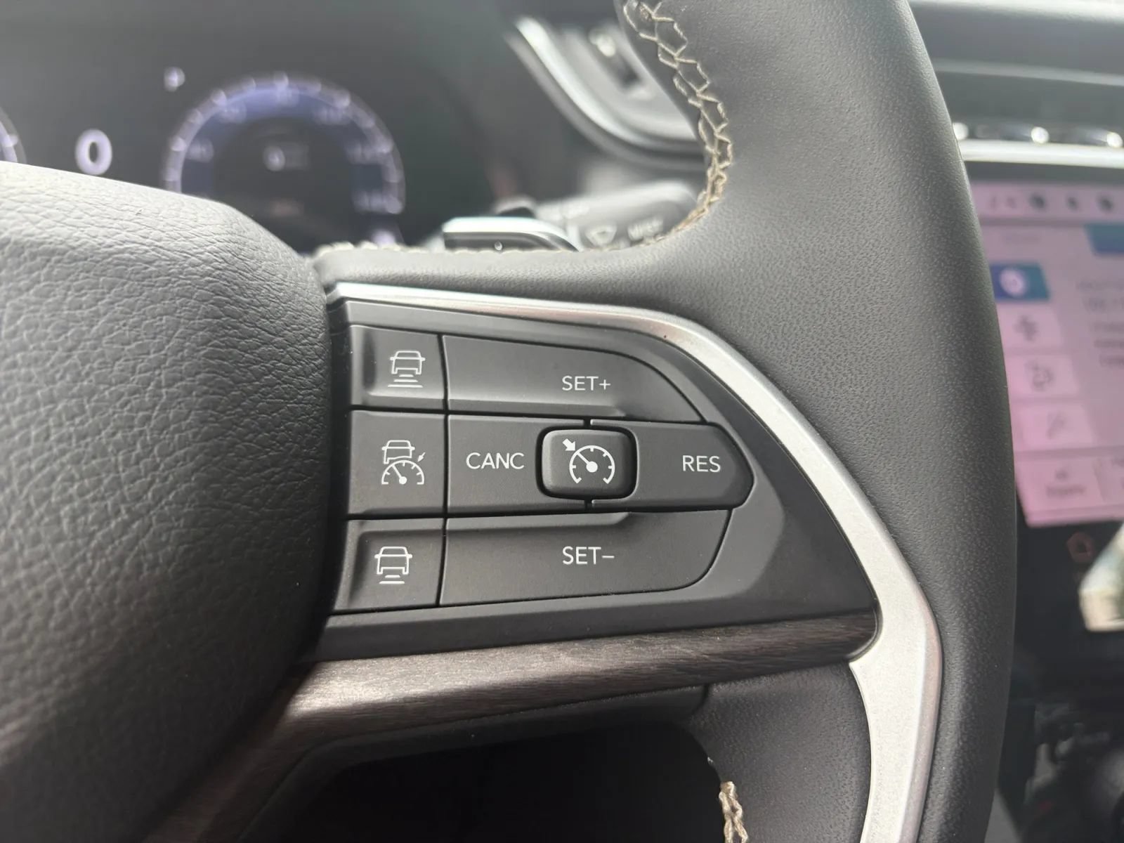 Used 2023 Jeep Grand Cherokee Limited AWD/4WD image 31