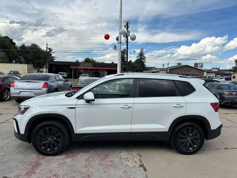 Used 2022 Volkswagen Taos SE w/ Panoramic Sunroof Package AWD/4WD image 4