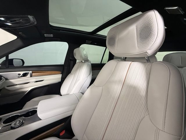Used 2026 Cadillac Vistiq Luxury w/ LPO, Floor Liner Package AWD/4WD image 9