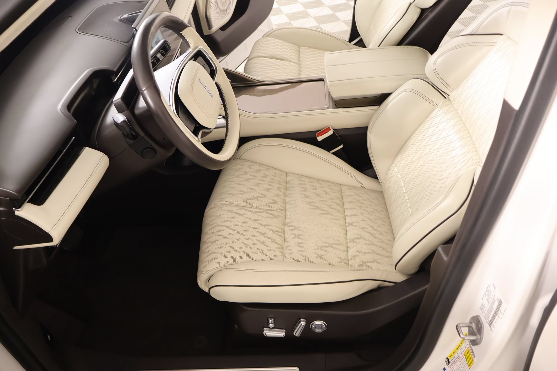 Certified 2024 Lincoln Nautilus Black Label w/ Jet Appearance Package (87T) AWD/4WD image 11