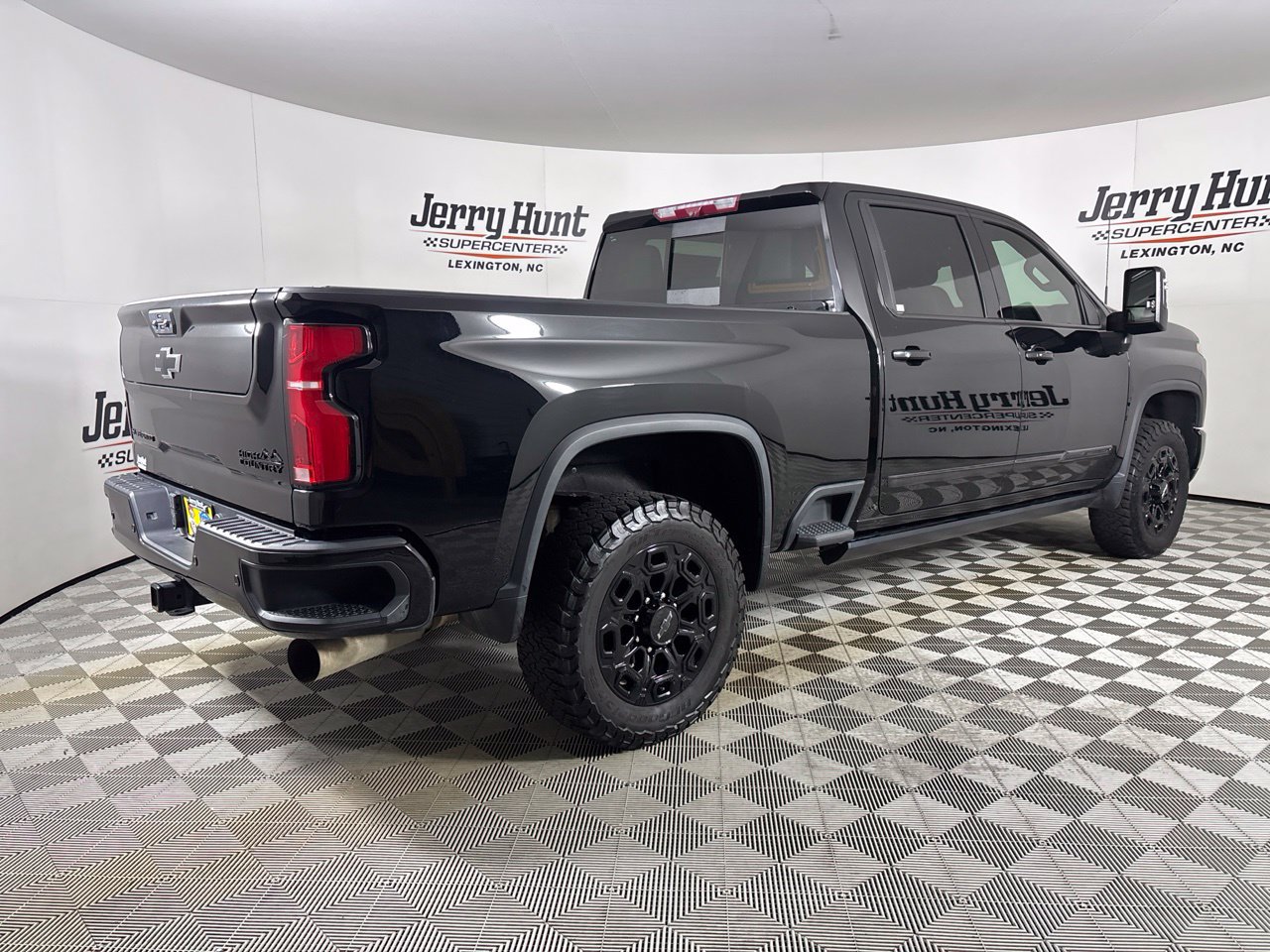 Used 2024 Chevrolet Silverado 2500 High Country w/ High Country Premium Package AWD/4WD image 4