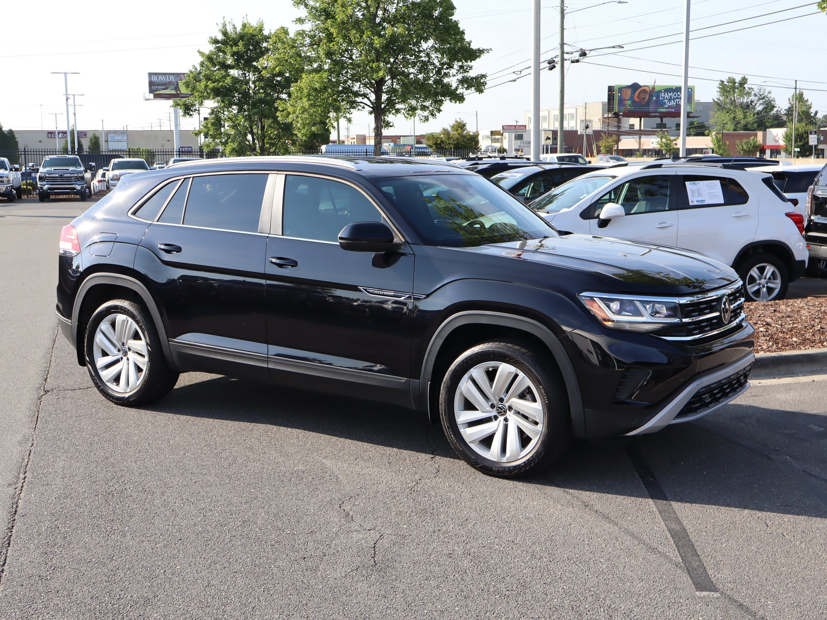 Used 2023 Volkswagen Atlas Cross Sport SE AWD/4WD image 2