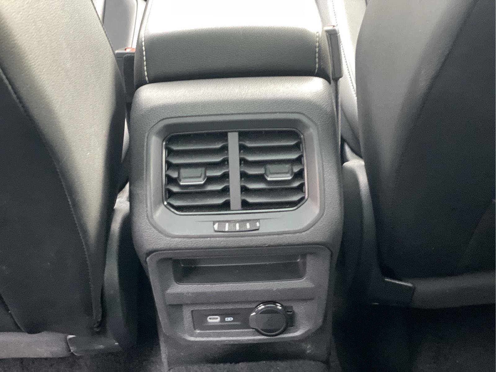 Used 2024 Volkswagen Tiguan SE AWD/4WD image 17
