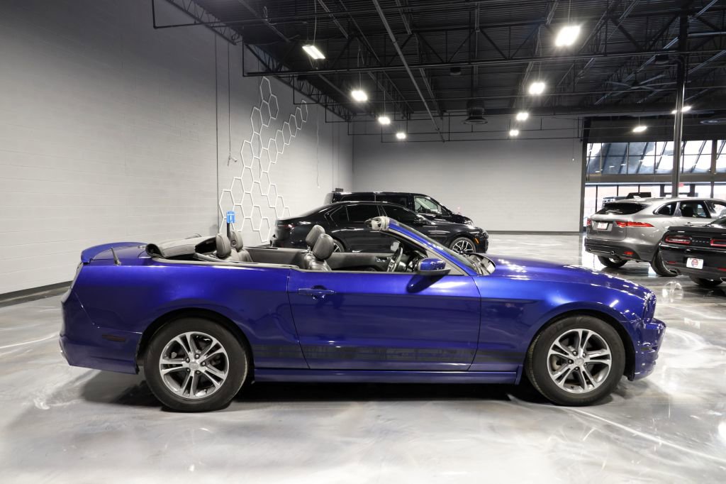 Used 2013 Ford Mustang Premium RWD image 9