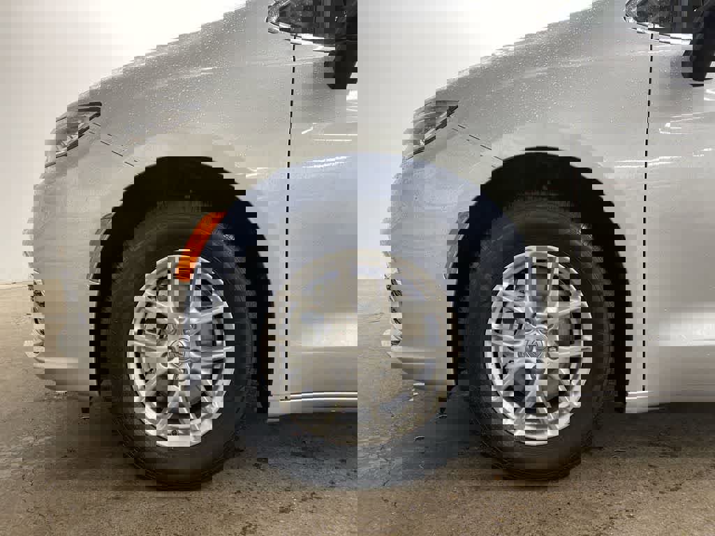 Used 2024 Chrysler Pacifica Touring-L image 11