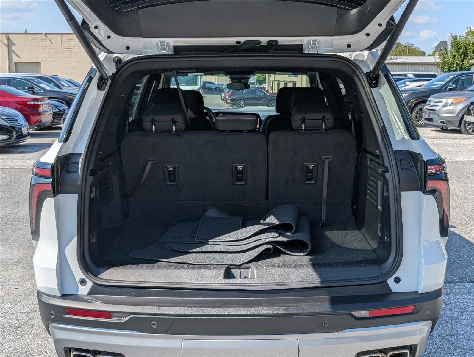 Used 2025 Chevrolet Traverse LT image 14