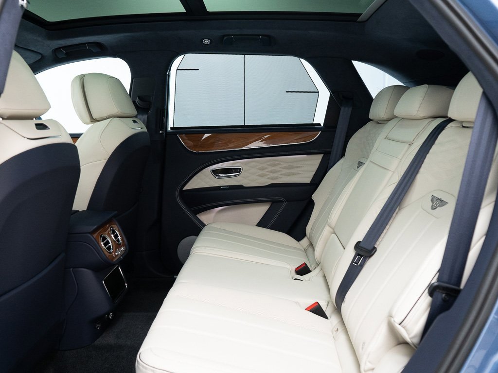 Used 2025 Bentley Bentayga image 24