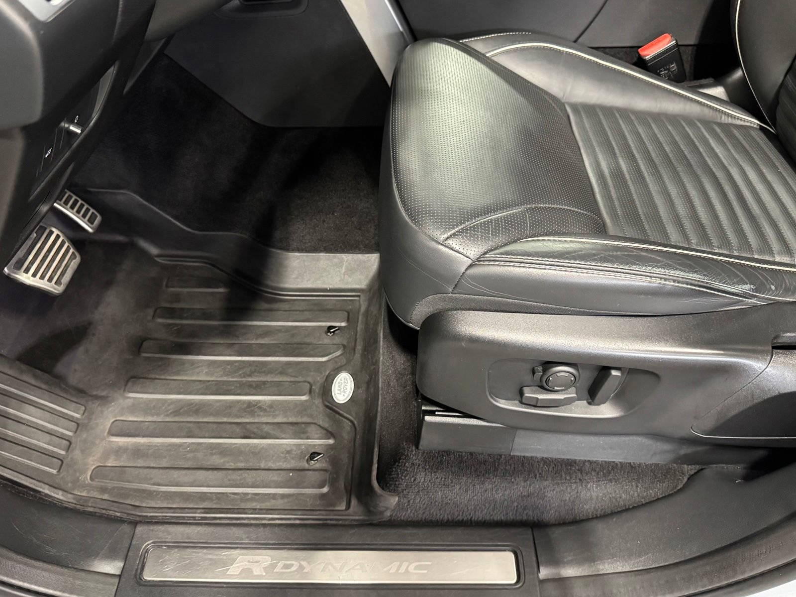 Used 2022 Land Rover Discovery HSE R-Dynamic AWD/4WD image 18