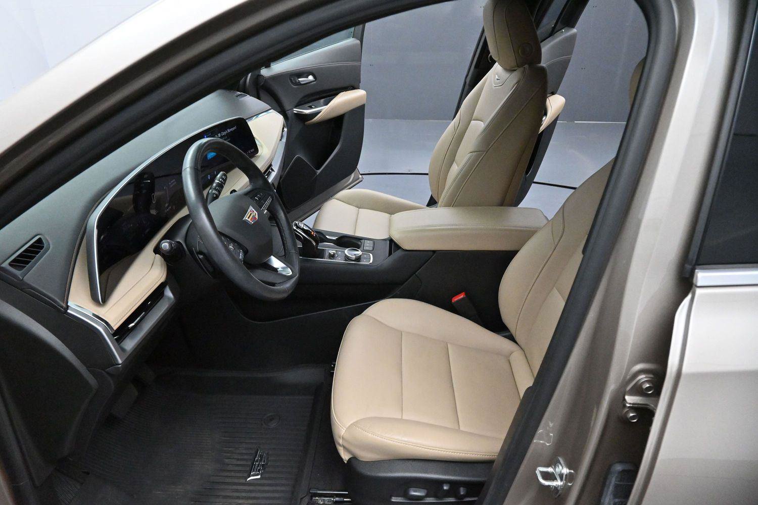 Certified 2024 Cadillac XT4 Luxury w/ Cold Weather Package FWD image 11