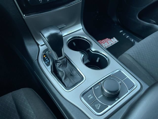 Used 2020 Jeep Grand Cherokee Laredo w/ All-Weather Capability Group AWD/4WD image 16