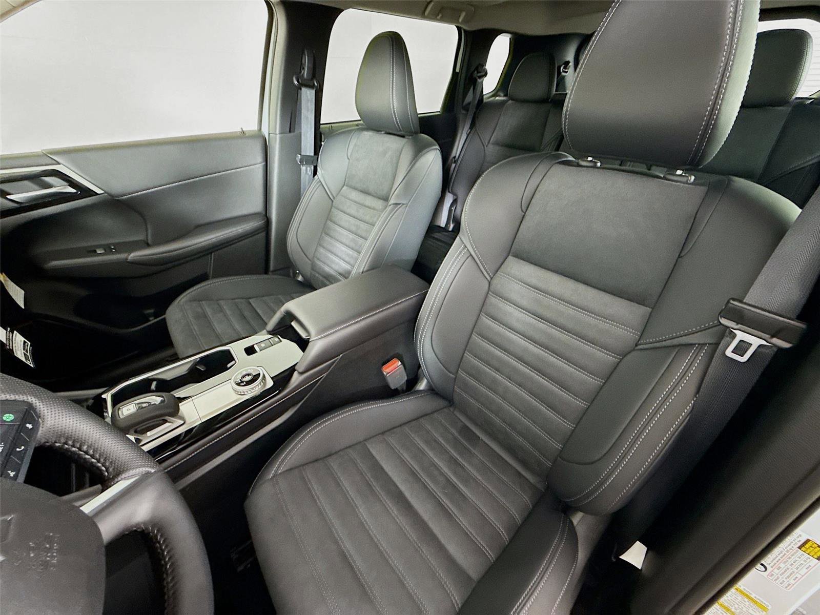 New 2026 Mitsubishi Outlander SE image 2