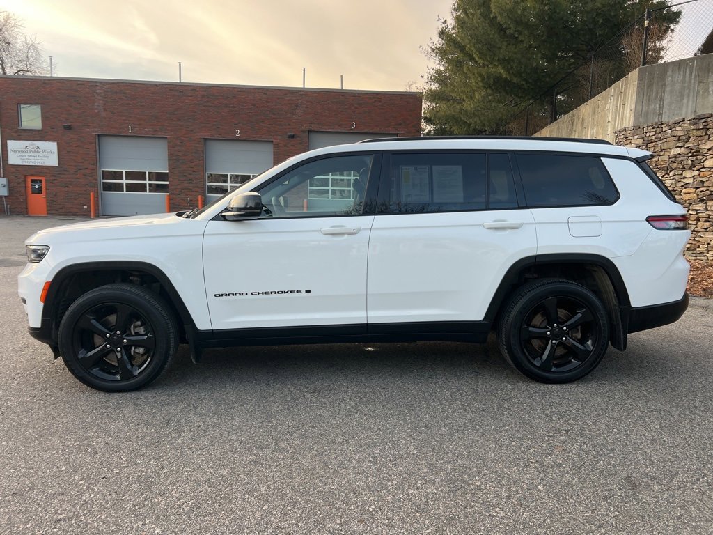 Used 2023 Jeep Grand Cherokee L Laredo image 2