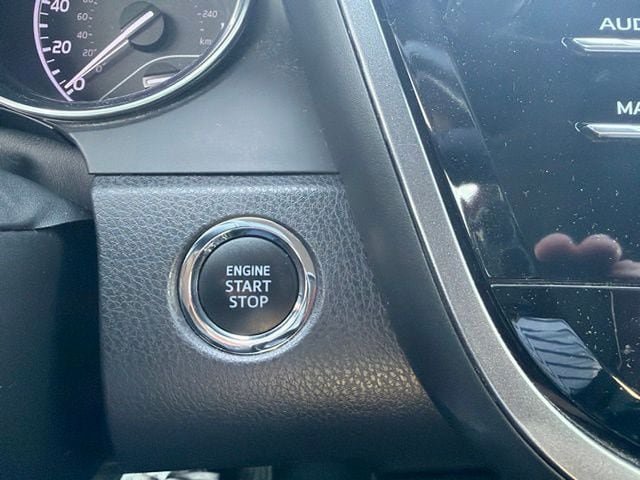 Used 2019 Toyota Camry SE w/ Convenience Package FWD image 18