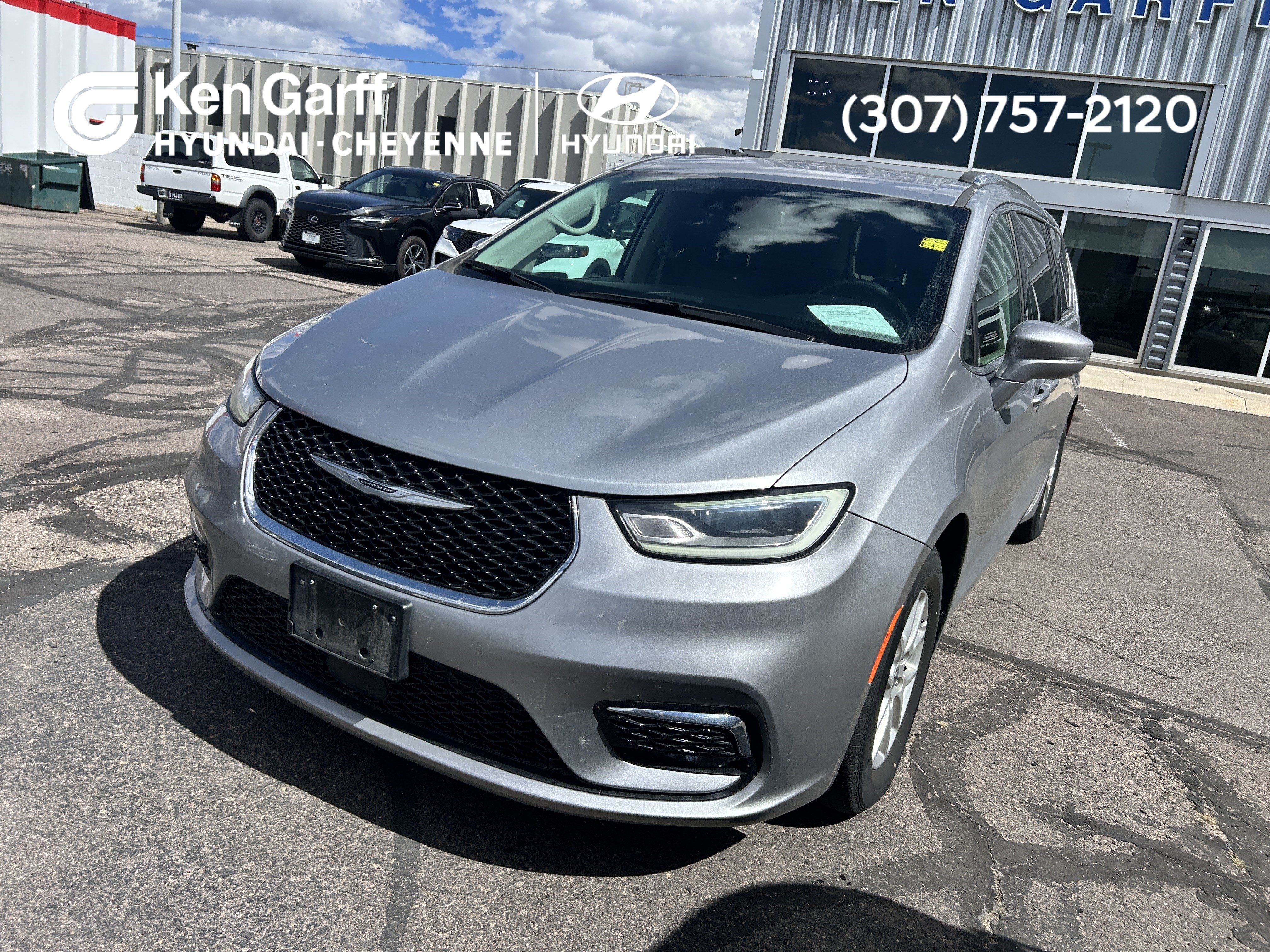 Used 2021 Chrysler Pacifica Touring-L FWD image 1