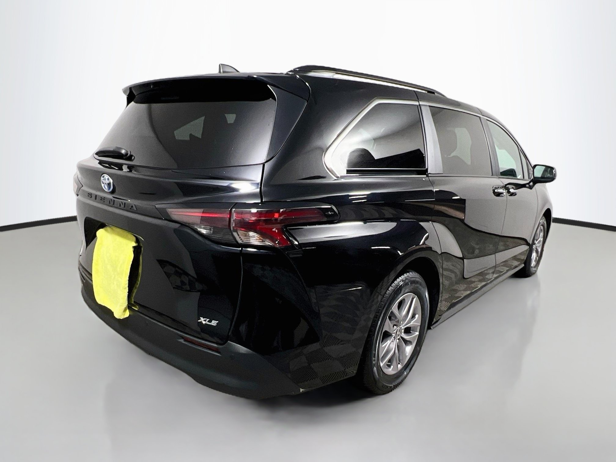 Used 2025 Toyota Sienna XLE FWD image 4