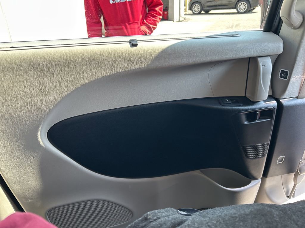 Used 2023 Chrysler Pacifica Touring-L image 21