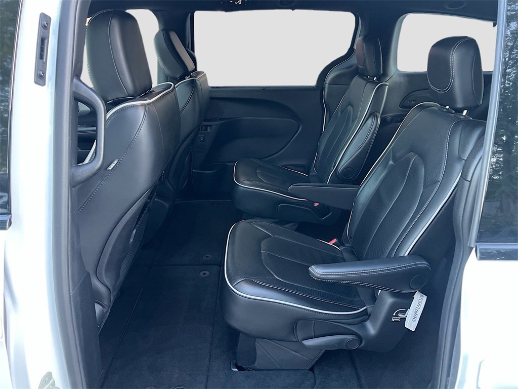 Used 2025 Chrysler Pacifica Limited image 26