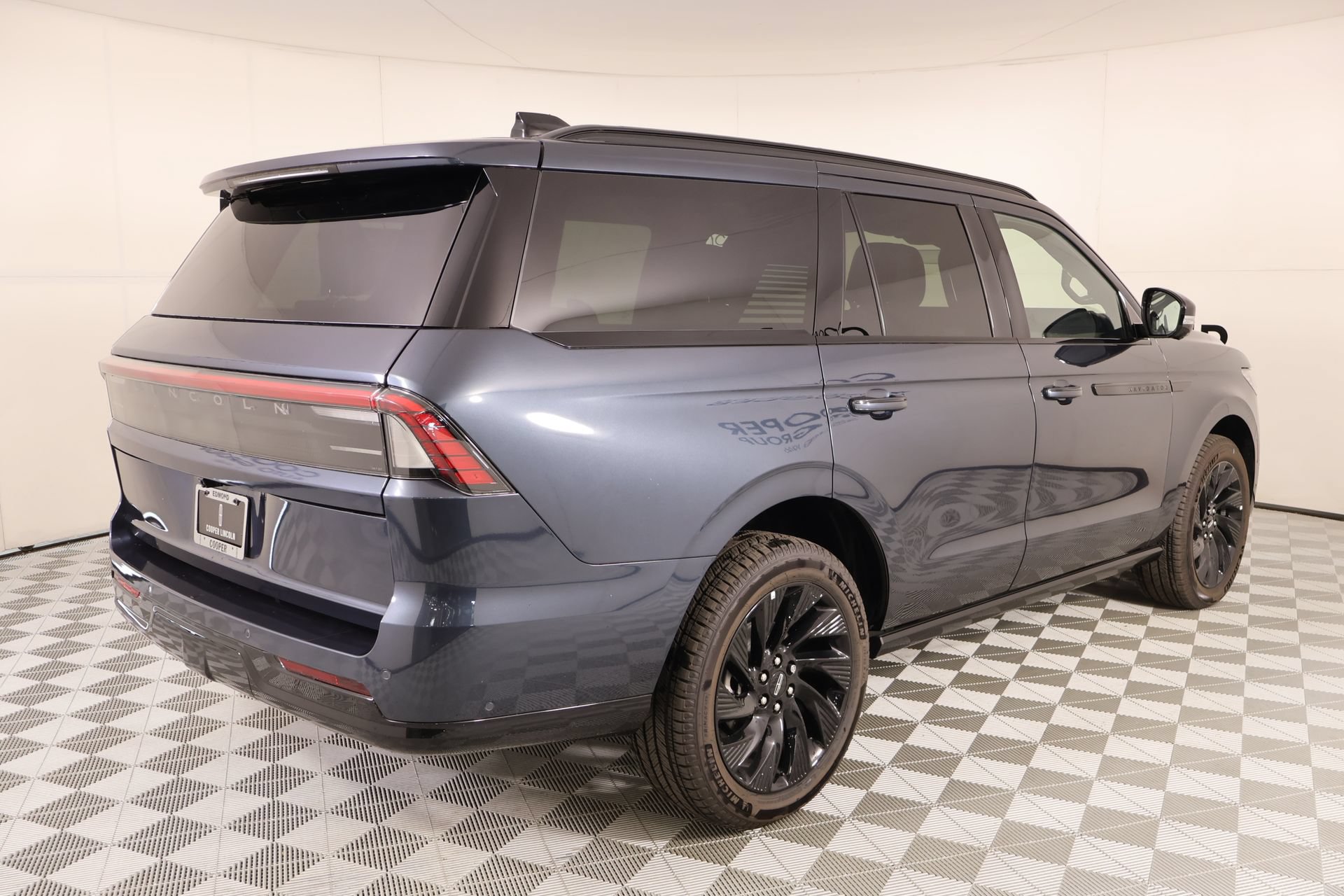 New 2025 Lincoln Navigator Reserve w/ Jet Appearance Package AWD/4WD image 22