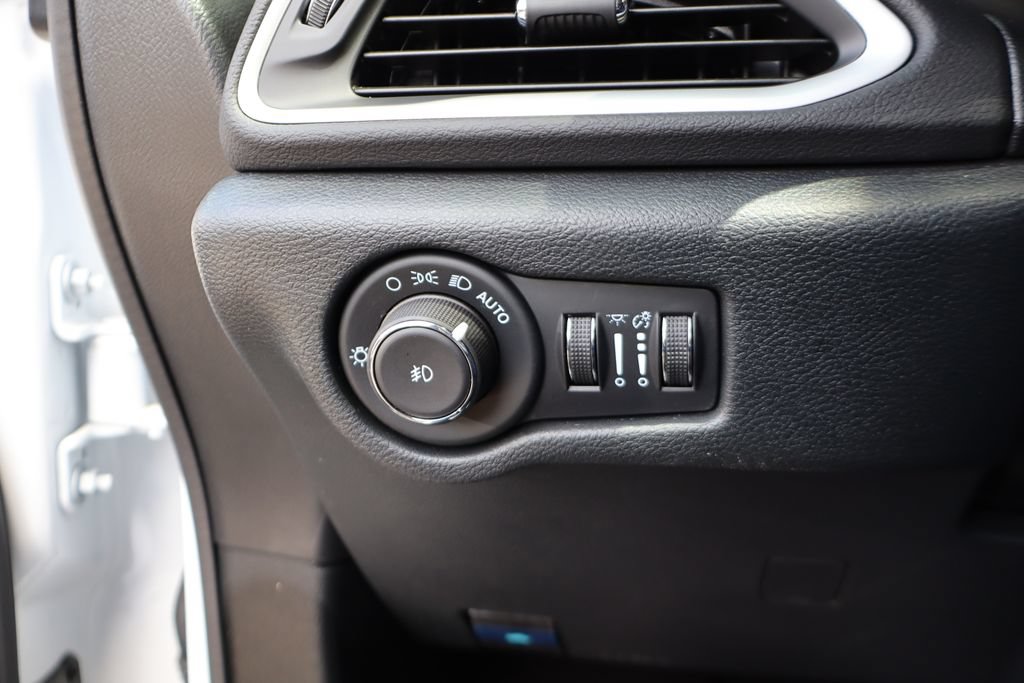 Used 2026 Chrysler Pacifica Select FWD image 13