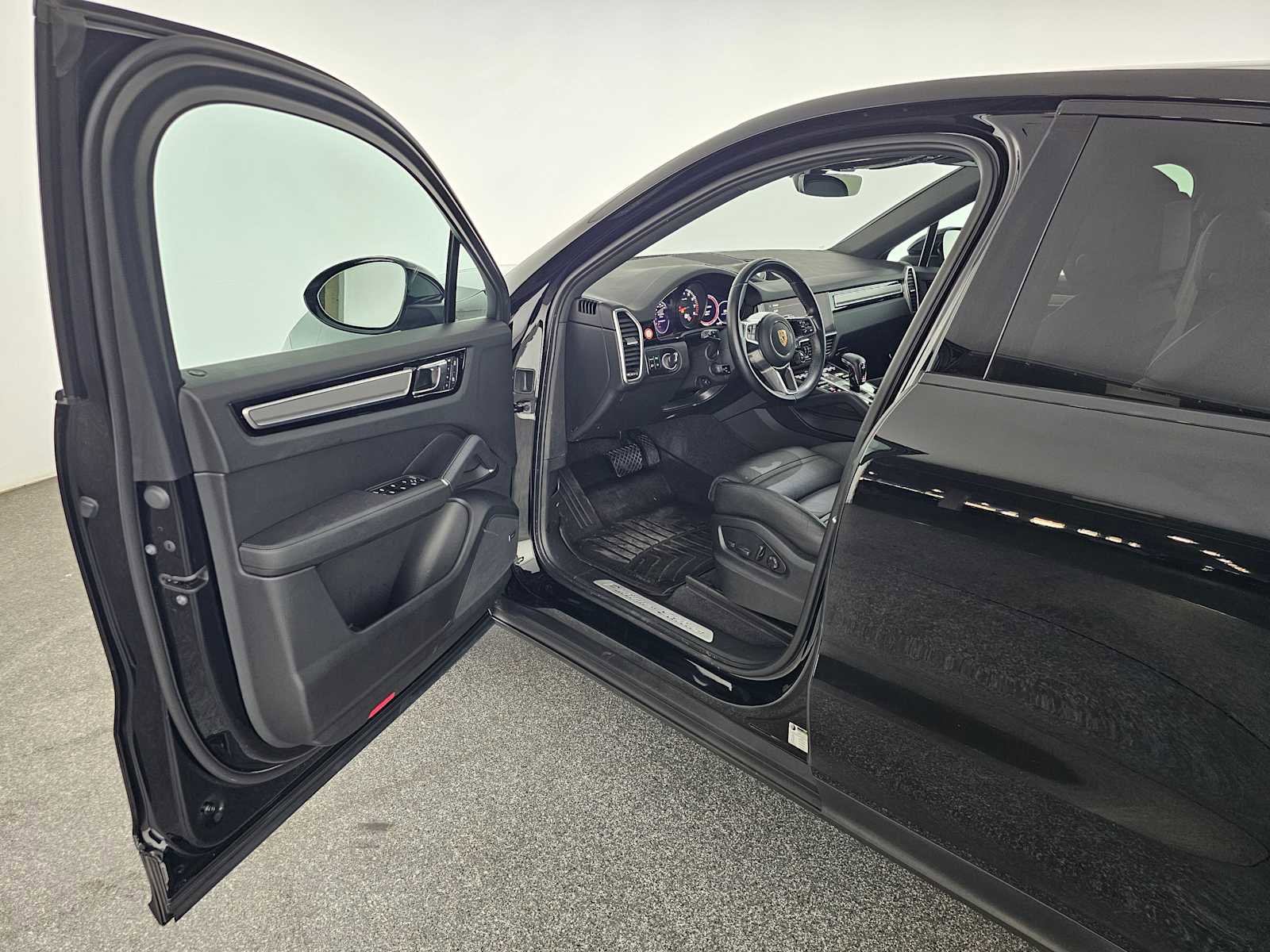 Used 2023 Porsche Cayenne Platinum Edition image 19