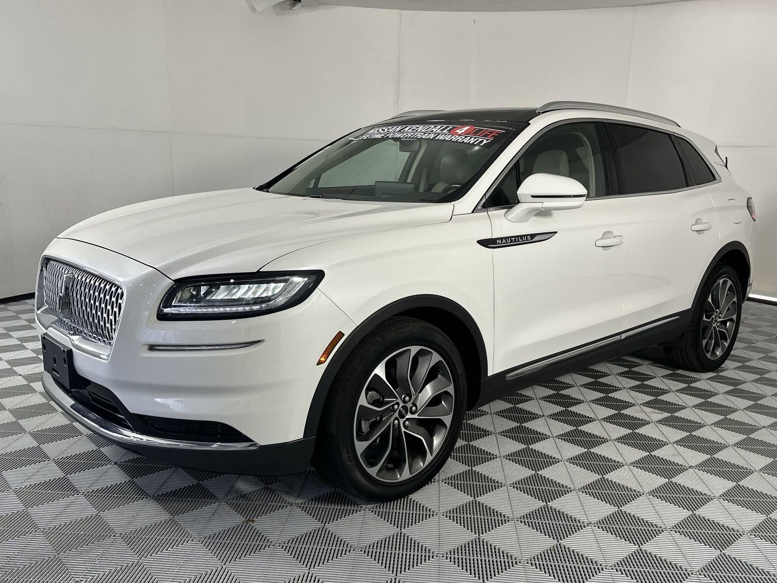 Used 2022 Lincoln Nautilus Reserve AWD/4WD image 4