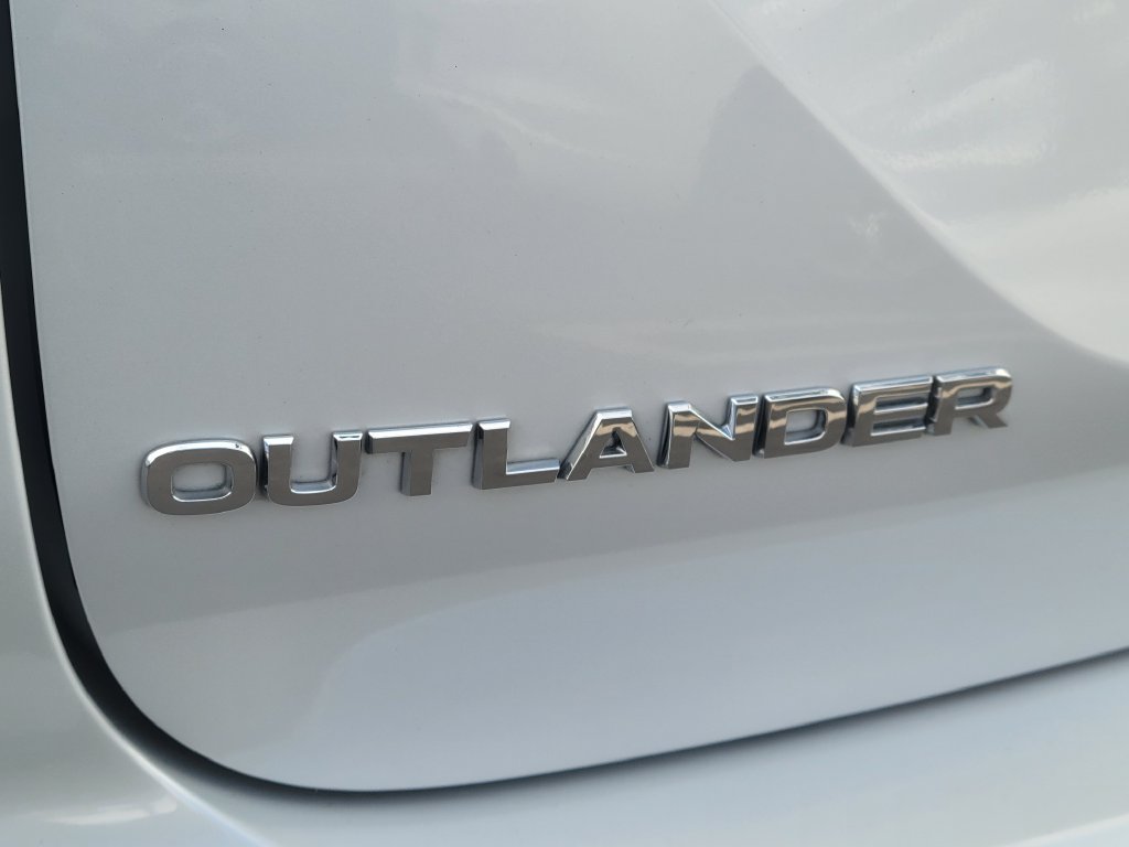 Used 2025 Mitsubishi Outlander AWD image 25