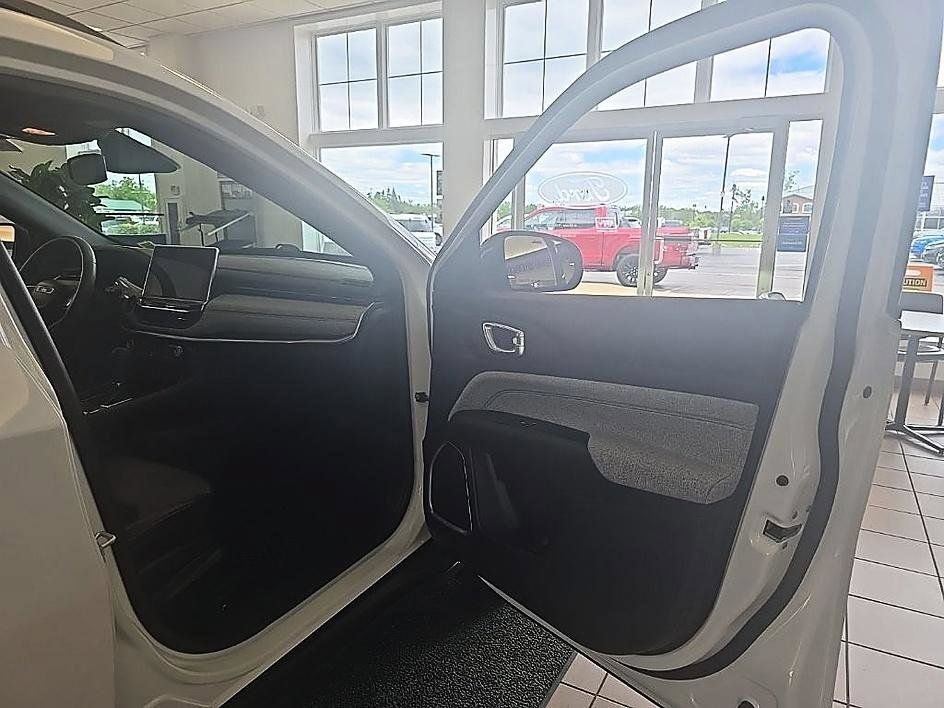 Used 2023 Jeep Compass Latitude w/ Convenience Group AWD/4WD image 36