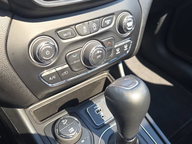 Used 2021 Jeep Cherokee Latitude Lux w/ Sun & Sound Group AWD/4WD image 16