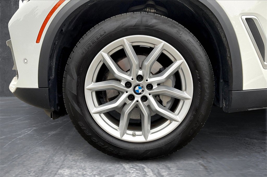 Used 2022 BMW X5 xDrive40i w/ Parking Assistance Package image 28