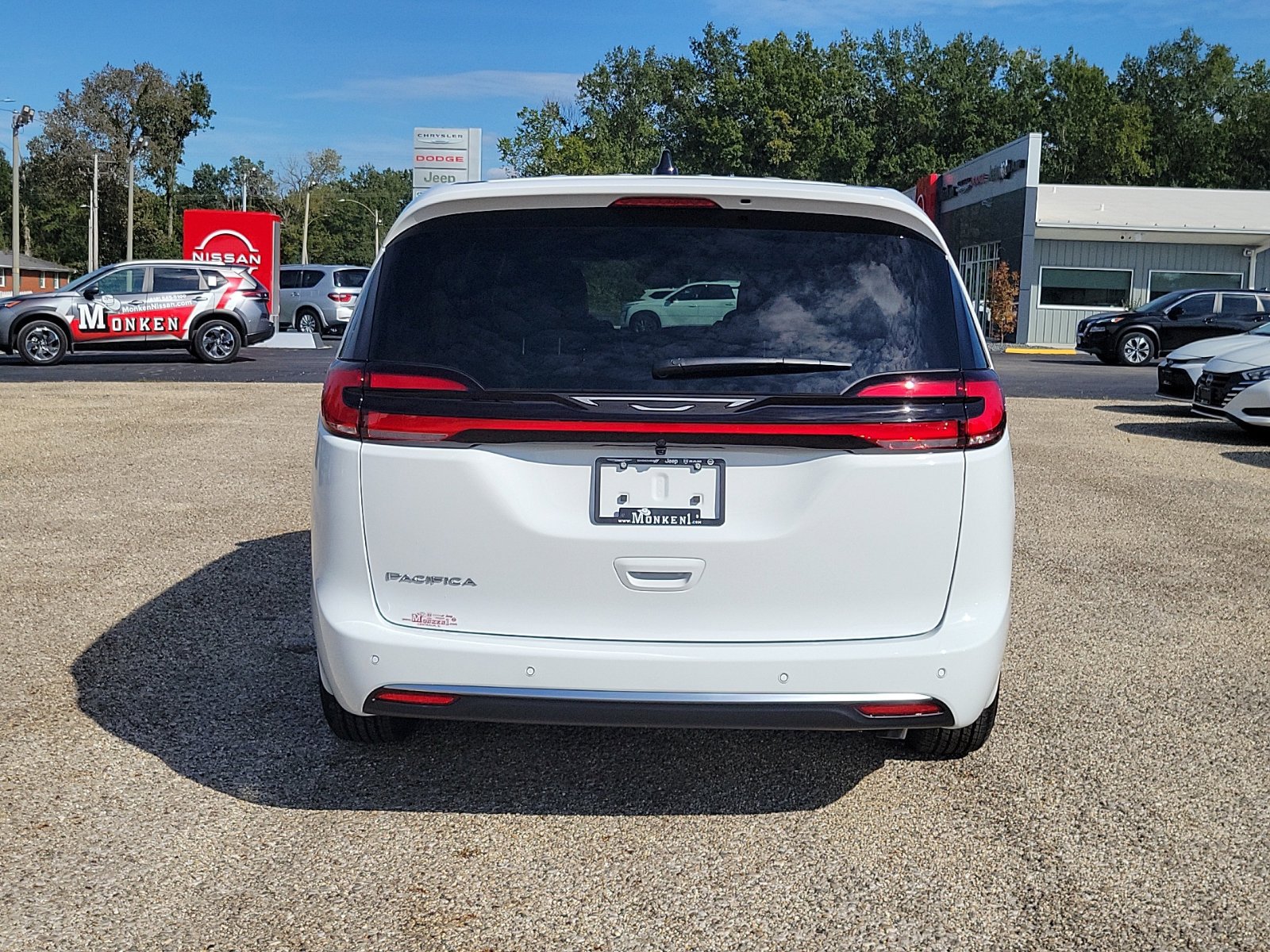 New 2027 Chrysler Pacifica Select FWD image 8
