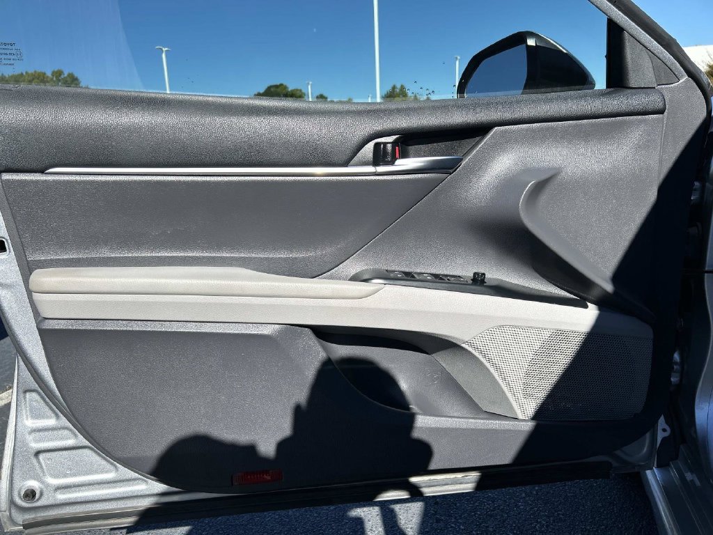 Used 2020 Toyota Camry SE FWD image 18