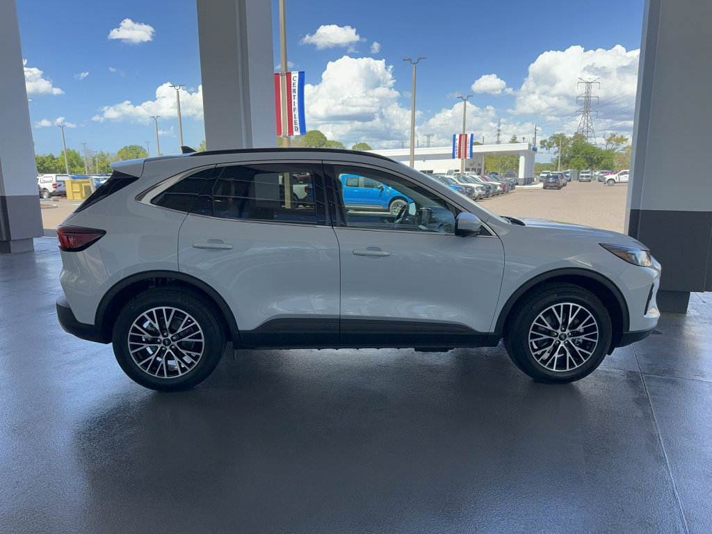 Certified 2025 Ford Escape SE w/ PHEV Premium Package FWD image 5