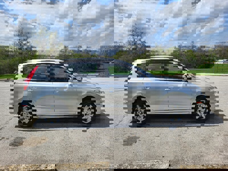 Used 2011 Hyundai Elantra GLS image 6