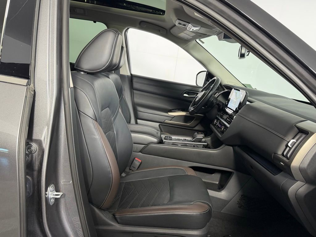 Used 2022 Nissan Pathfinder Platinum w/ Lighting Package (N92) image 30