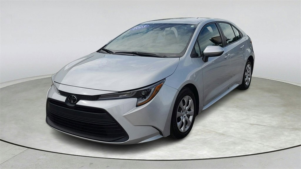 Used 2023 Toyota Corolla LE image 3