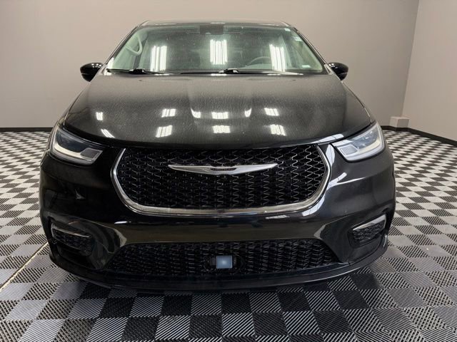 Used 2024 Chrysler Pacifica Limited image 3