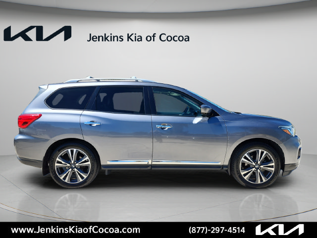 Used 2017 Nissan Pathfinder Platinum FWD image 3