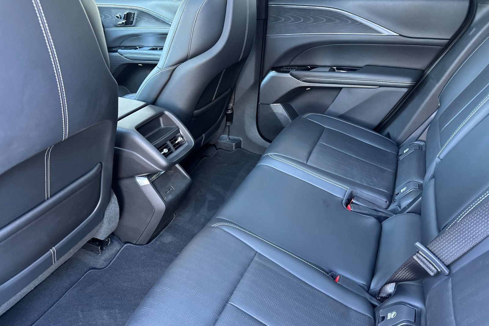 Certified 2024 Cadillac Lyriq Luxury AWD/4WD image 13