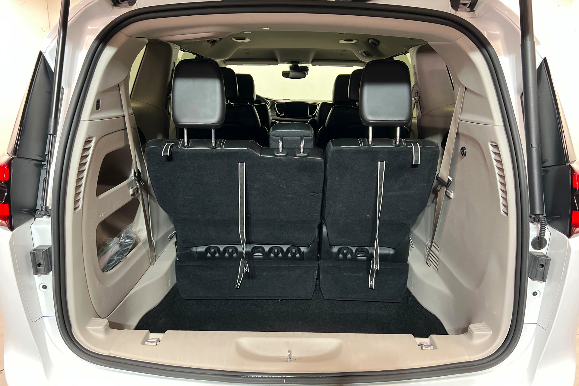 Used 2024 Chrysler Pacifica Touring-L FWD image 23