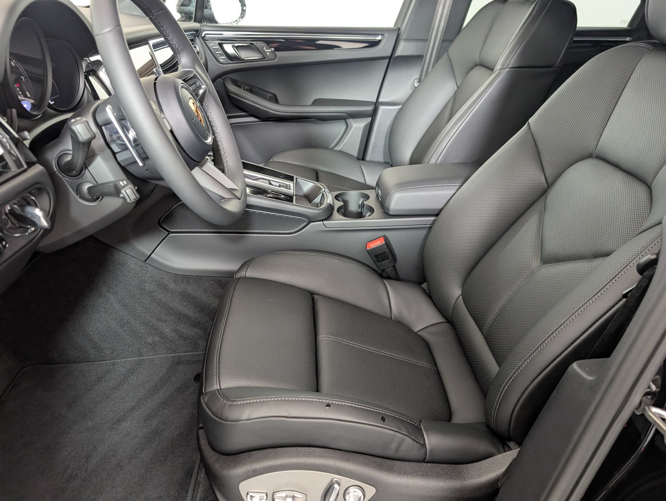 Used 2026 Porsche Macan AWD/4WD image 5