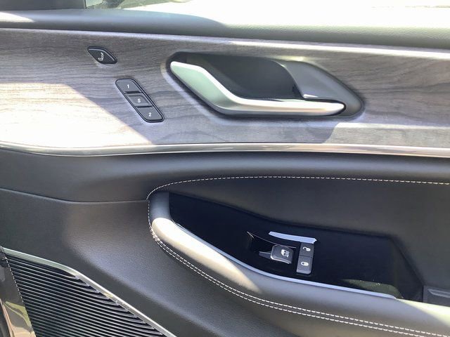 New 2023 Jeep Grand Cherokee Overland w/ Luxury Tech Group IV AWD/4WD image 42