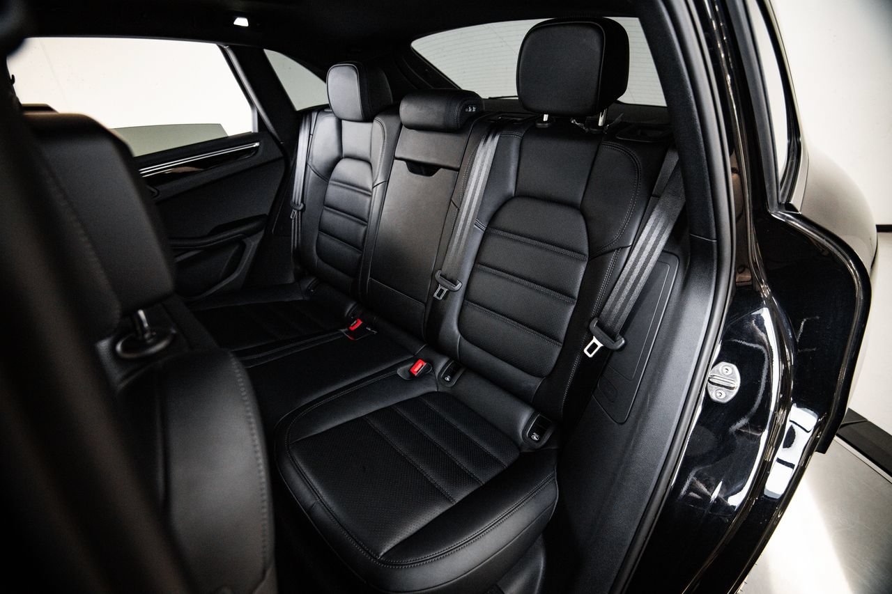 Certified 2024 Porsche Macan AWD/4WD image 24