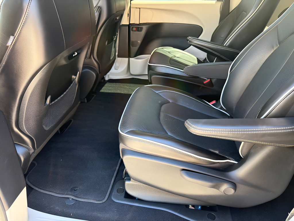 Used 2023 Chrysler Pacifica Limited FWD image 36