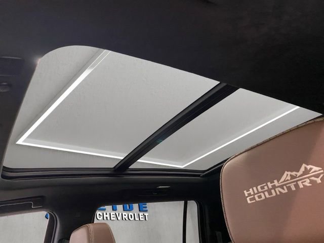 Used 2022 Chevrolet Suburban High Country AWD/4WD image 10