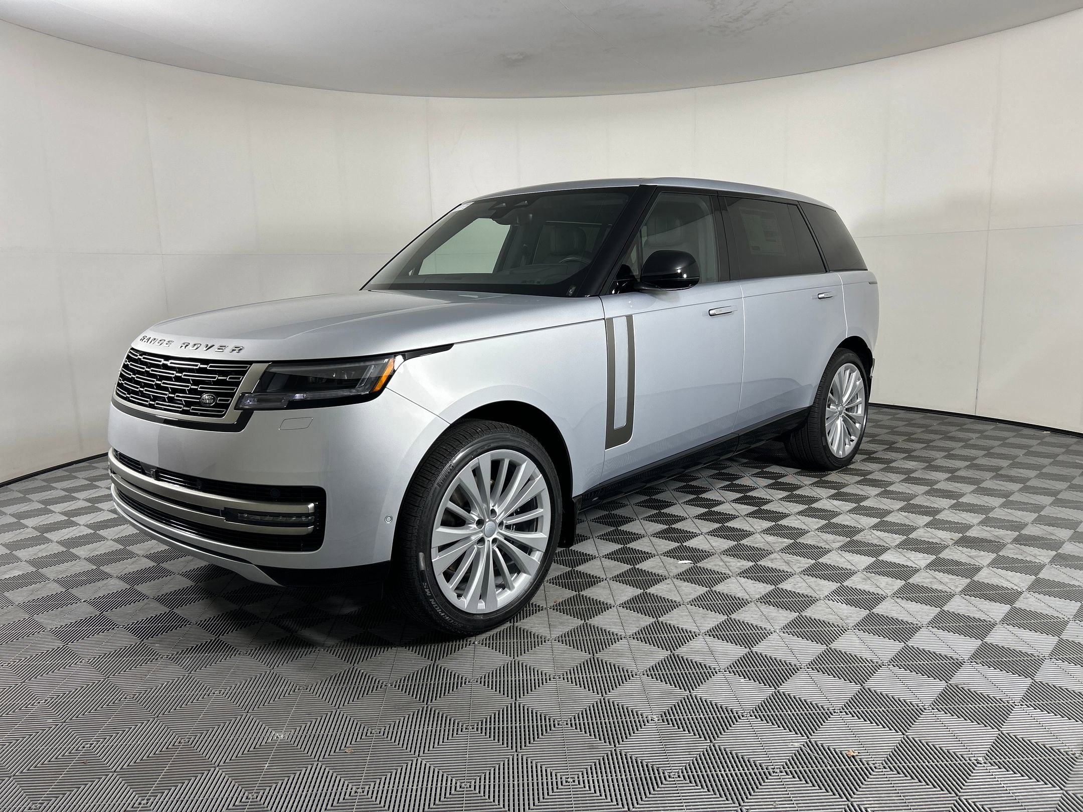 New 2025 Land Rover Range Rover Long Wheelbase SE image 1