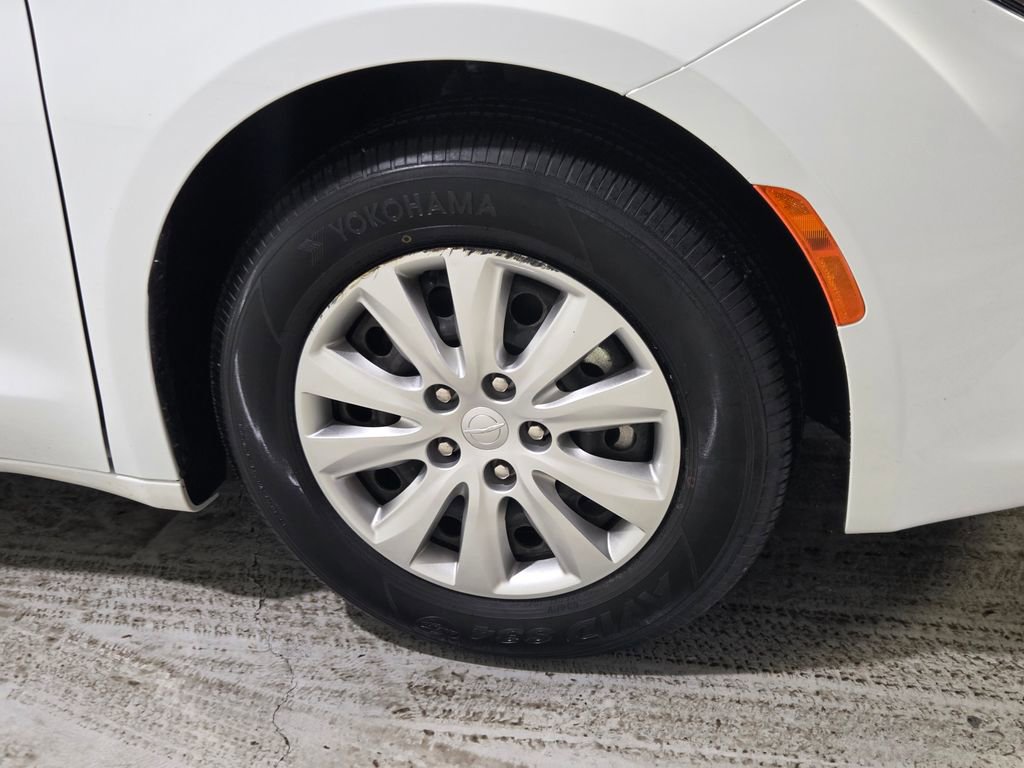 Certified 2021 Chrysler Voyager L image 16