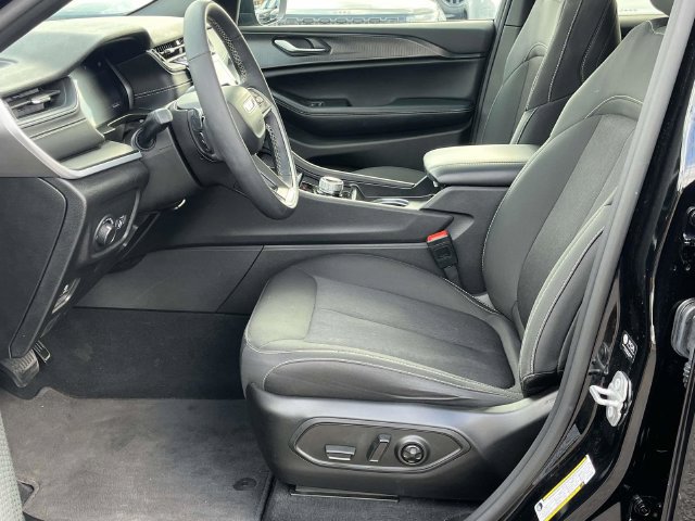 Used 2025 Jeep Grand Cherokee Laredo X w/ Luxury Tech Group I AWD/4WD image 13