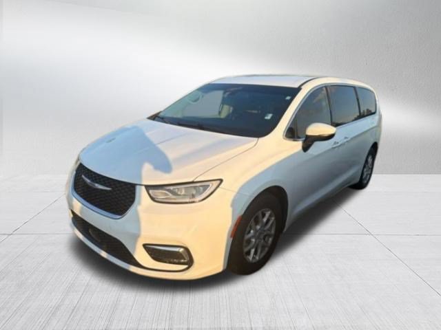 Used 2023 Chrysler Pacifica Touring-L FWD image 2
