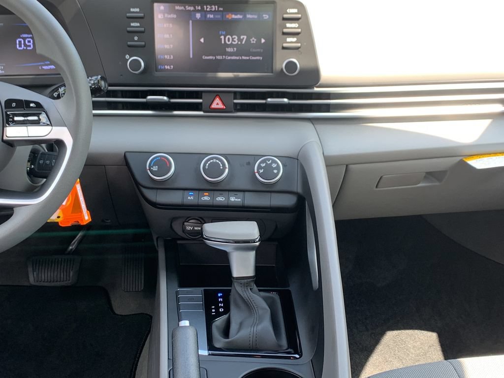 Certified 2026 Hyundai Elantra SE w/ Cargo Package FWD image 18