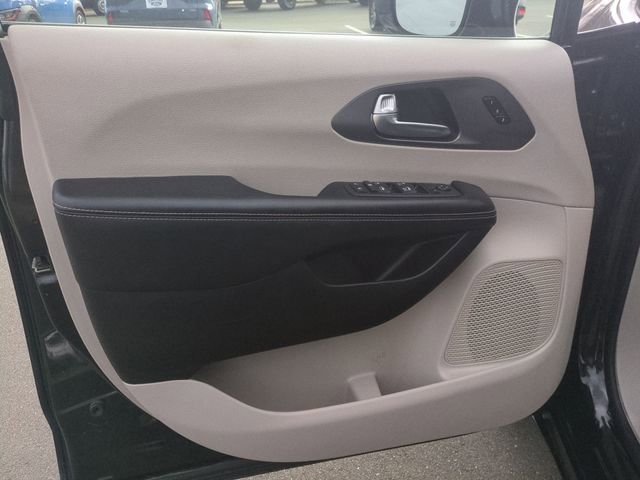 Used 2022 Chrysler Pacifica Touring-L image 19